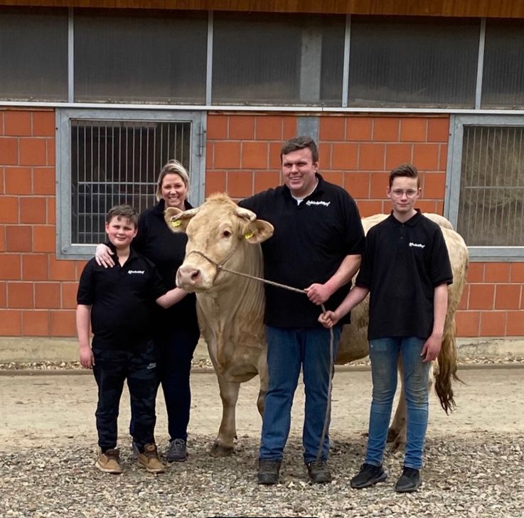 Julia und Friedel Nießen sind mit ihren Söhnen auf den Lohscheidhof gezogen und haben aus dem ehemaligen Reiterhof einen Viehzucht-Betrieb gemacht - Hofladen und Metzgerei inklusive.
