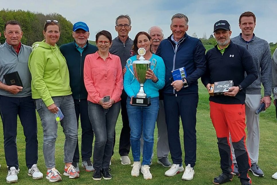 Gaby Strehle, Gewinnerin des »Christa-Stein-Gedächtnis«-Pokals 2022, und die Platzierten des Turniers zu Ehren der ehemaligen Präsidentin des Golfclubs Cochem.