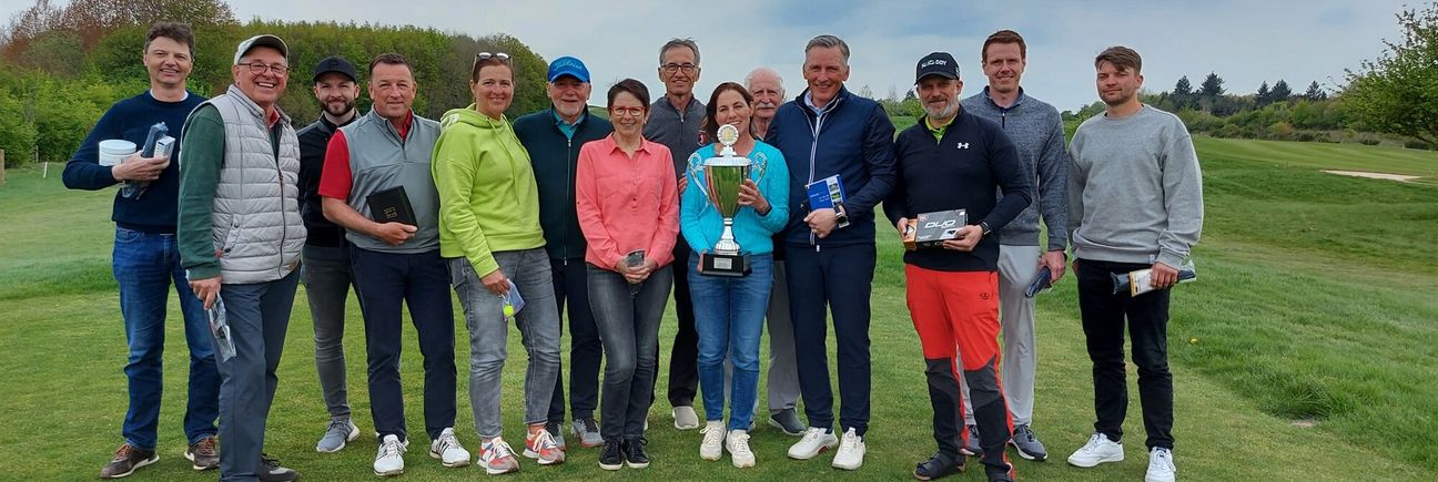 Gaby Strehle, Gewinnerin des »Christa-Stein-Gedächtnis«-Pokals 2022, und die Platzierten des Turniers zu Ehren der ehemaligen Präsidentin des Golfclubs Cochem.