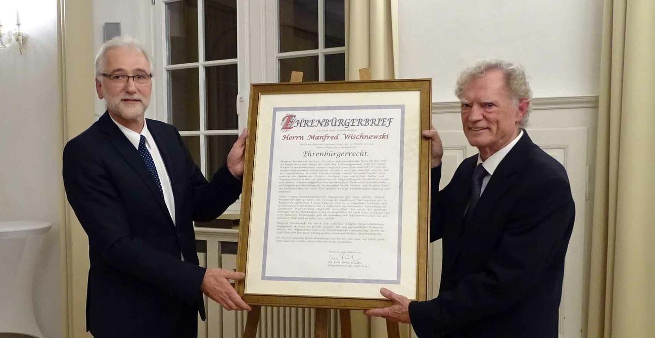 Bürgermeister Karl-Heinz Frieden überreicht Manfred Wischnewski den Ehrenbürgerbrief der Stadt Konz. Foto: Mohsmann