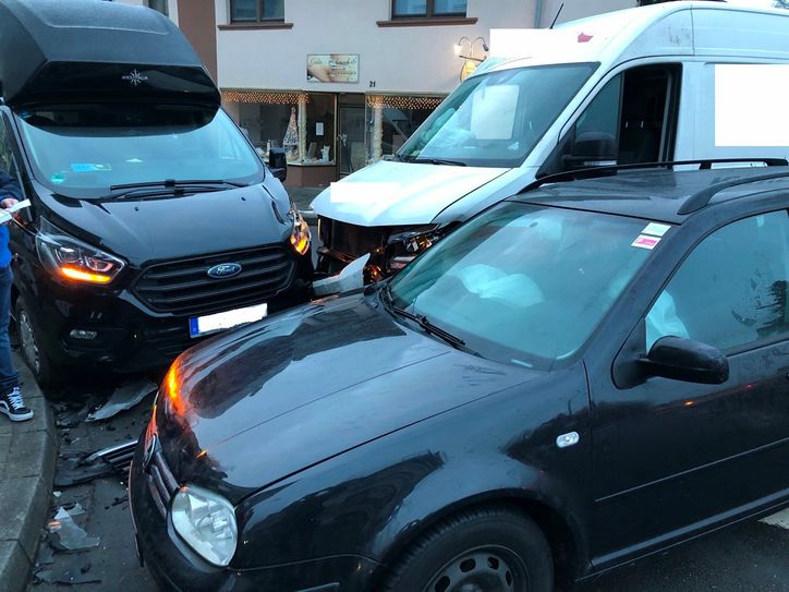 Ungebremst auf die Kreuzung: Drei Fahrzeuge mussten nach dem Unfall in Hillesheim abgeschleppt werden.