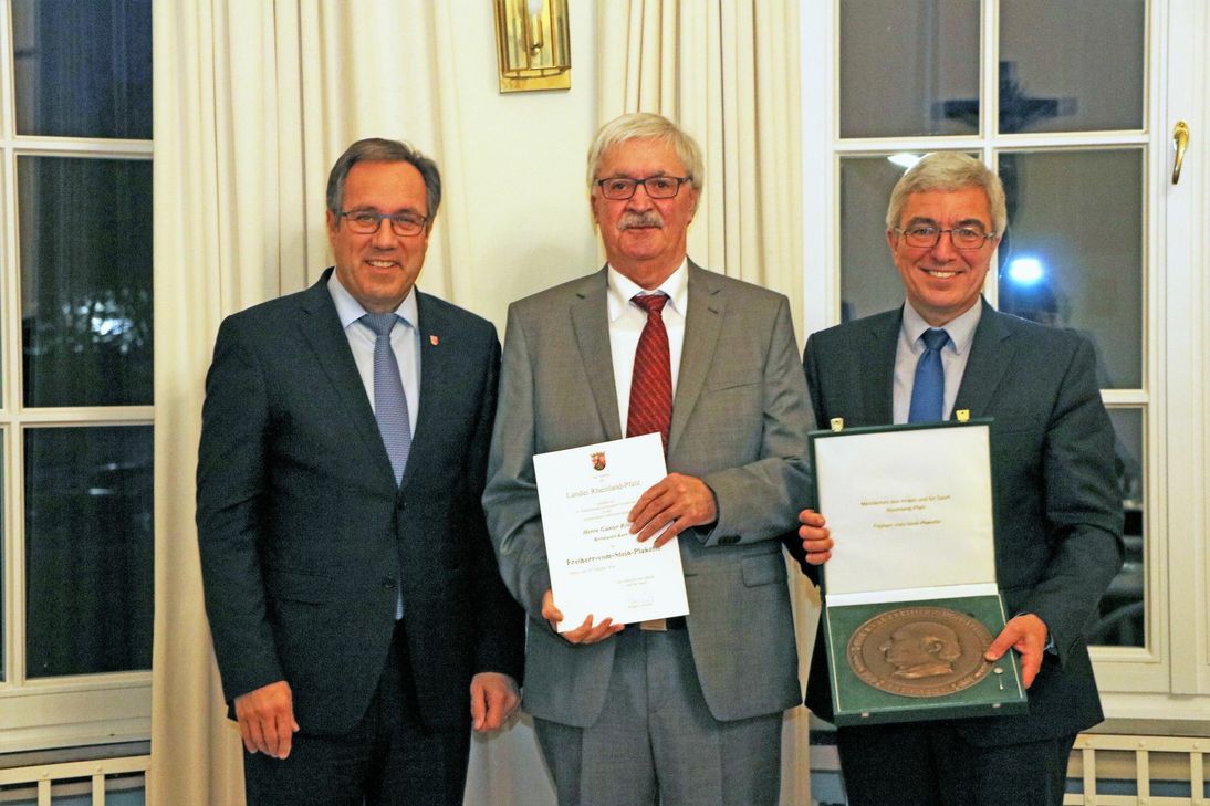 Gemeinsam mit Landrat Gregor Eibes (l.) überreichte Innenminister Roger Lewentz (r.) die Freiherr-vom-Stein-Plakette des Landes an Günter Rösch (m.) Foto: Kreisverwaltung