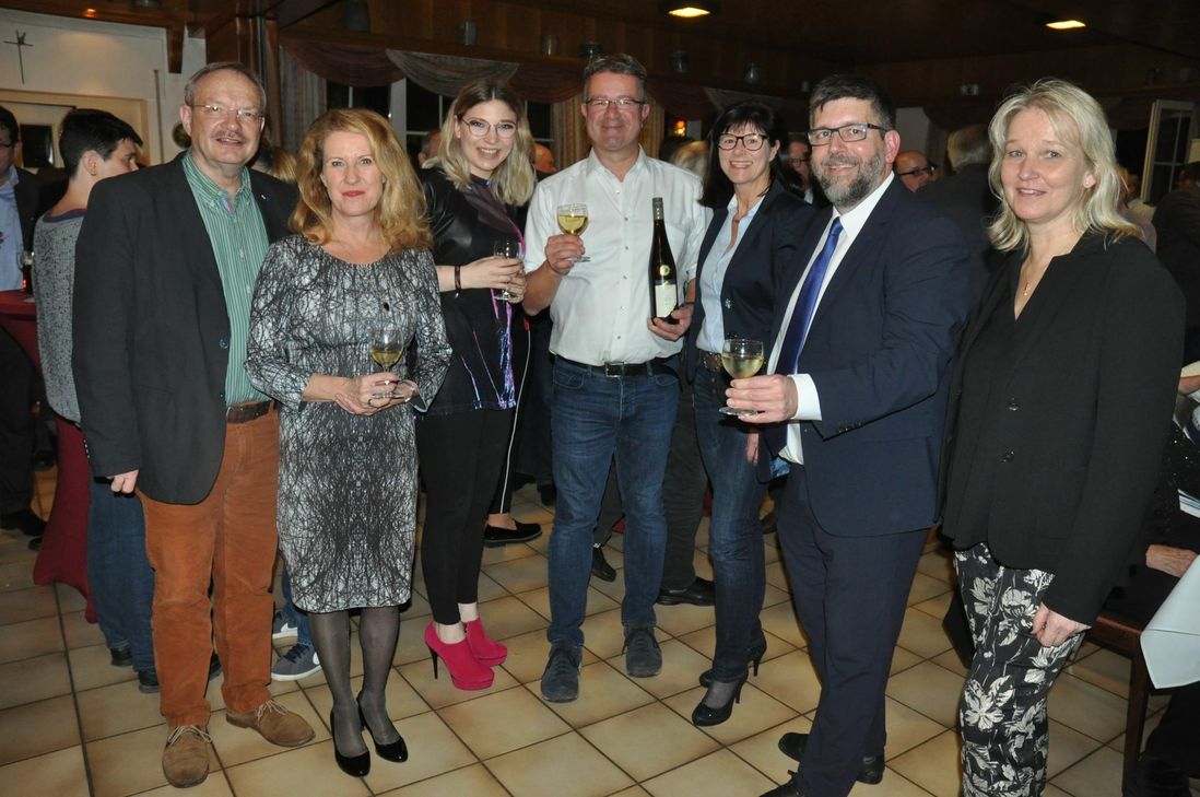 Gastgeber und Gäste des Neujahrsempfangs der VG Cochem (v. l.): Heinz Bremm (Beigeordneter), Staatssekretärin Heike Raab, Larissa Pitzen, Manuel Andrack, Stephanie Balthasar-Schäfer (Beigeordnete), VG-Bürgermeister Wolfgang Lambertz und Roberta Kastor (Beigeordnete).
