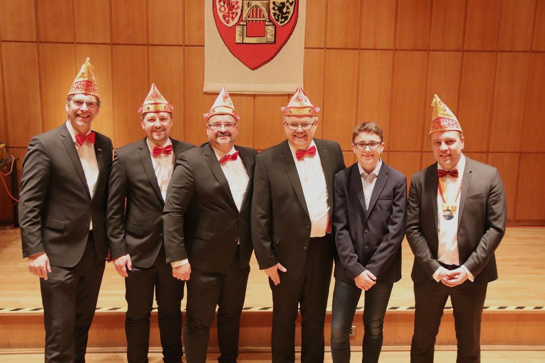 Bürgermeister Sacha Reichelt (r.) und Moderator Stefan Guhlke (l.) mit dem designierten Dreigestirn Jochen Tews (2.v.l.), Markus Tews (3.v.l.) und Thomas Wierum (3.v.r) sowie Küfer Joos. Foto: Stadt Euskirchen