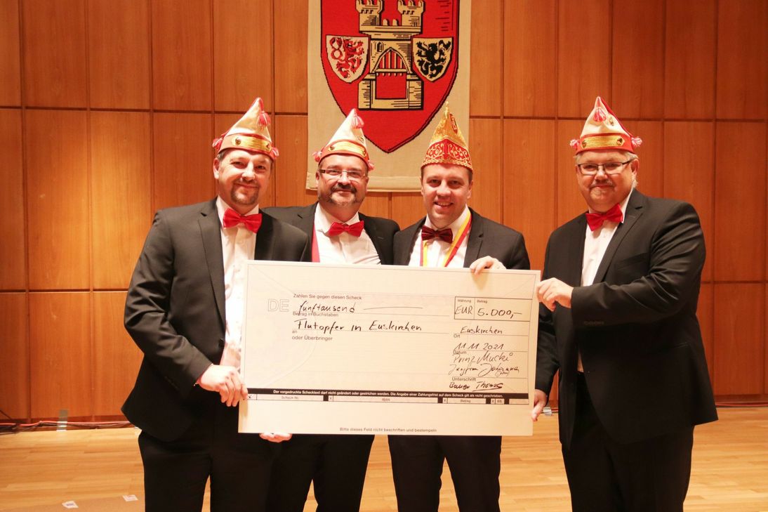 Bürgermeister Sacha Reichelt (2.v.r.) nahm die großzügige Spende von Jochen Tews (l.), Markus Tews (2.v.l.) und Thomas Wierum entgegen. Foto: Stadt Euskirchen