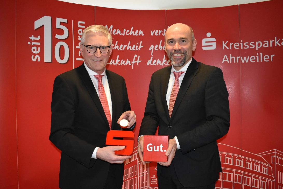 Vorstandsvorsitzender Dieter Zimmermann (links) und Vorstandsmitglied Guido Mombauer  blicken positiv in die Zukunft der Kreissparkasse Ahrweiler. Foto: Wicher