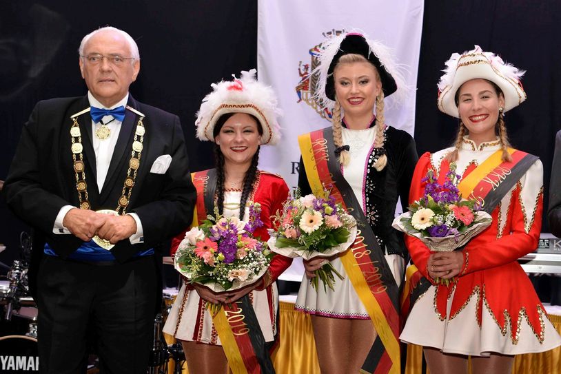 Strahlende Gesichter nach der Amtseinführung durch Präsident Hans Mayer bei den künftigen RKK Mariechen (von links): Barbara Noll, Luna Ebertshäuser und Kirsten Weiden.