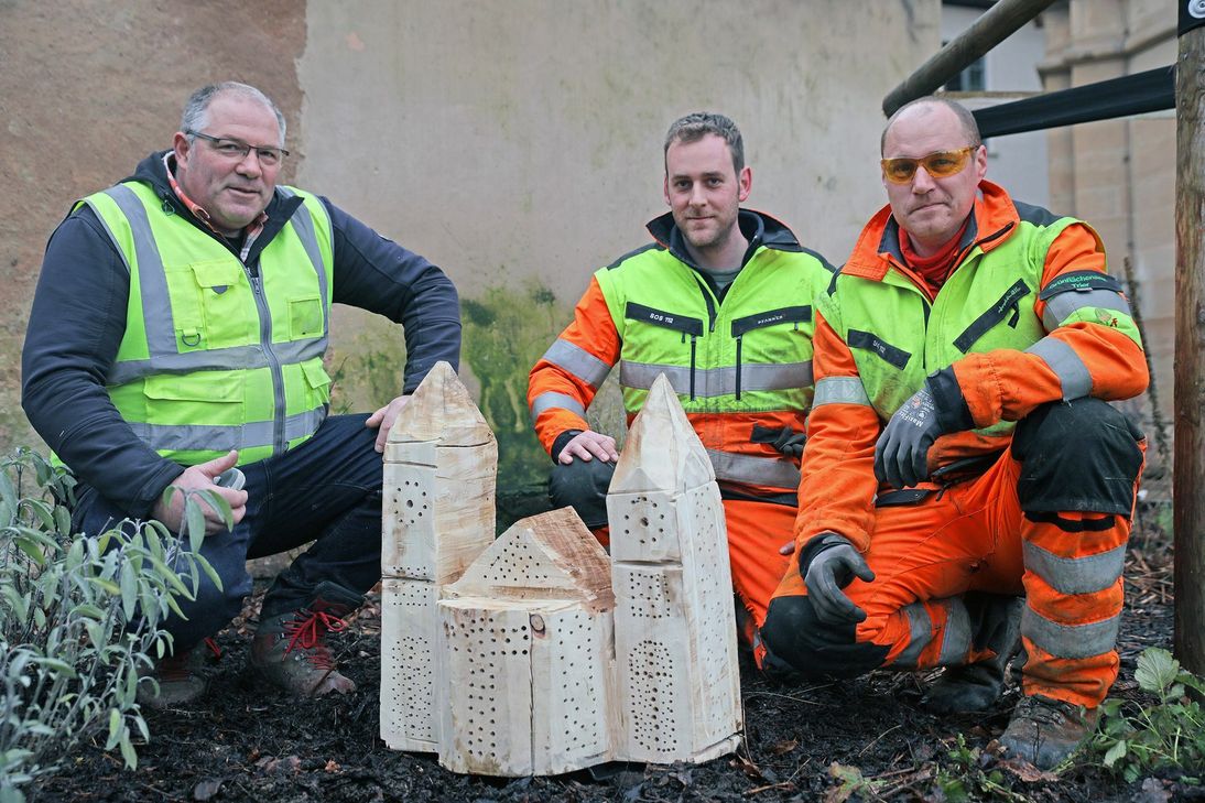 Valentin Benzkirch, Bernd Gesellchen und Manuel Karbach (v. l.), Baumpfleger bei StadtGrün, mit dem Insektenhotel in Form des Doms. Foto: Presseamt Trier