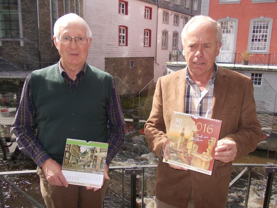 Hilmar Weber (r.) und Manfred Brandenburg präsentieren den neuen Kalender der Musikvereinigung Montjoie.