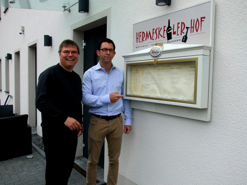 Betriebsleiter im Hermeskeiler Hof ist Jürgen Frommholz (Foto, r.), der ebenfalls in der Gastro-Branche kein Unbekannter ist. Vorab warf er gemeinsam mit Stadtbürgermeister Mathias Queck einen Blick auf die Karte, die ein wenig verändert werden wird.    Foto: Fischer