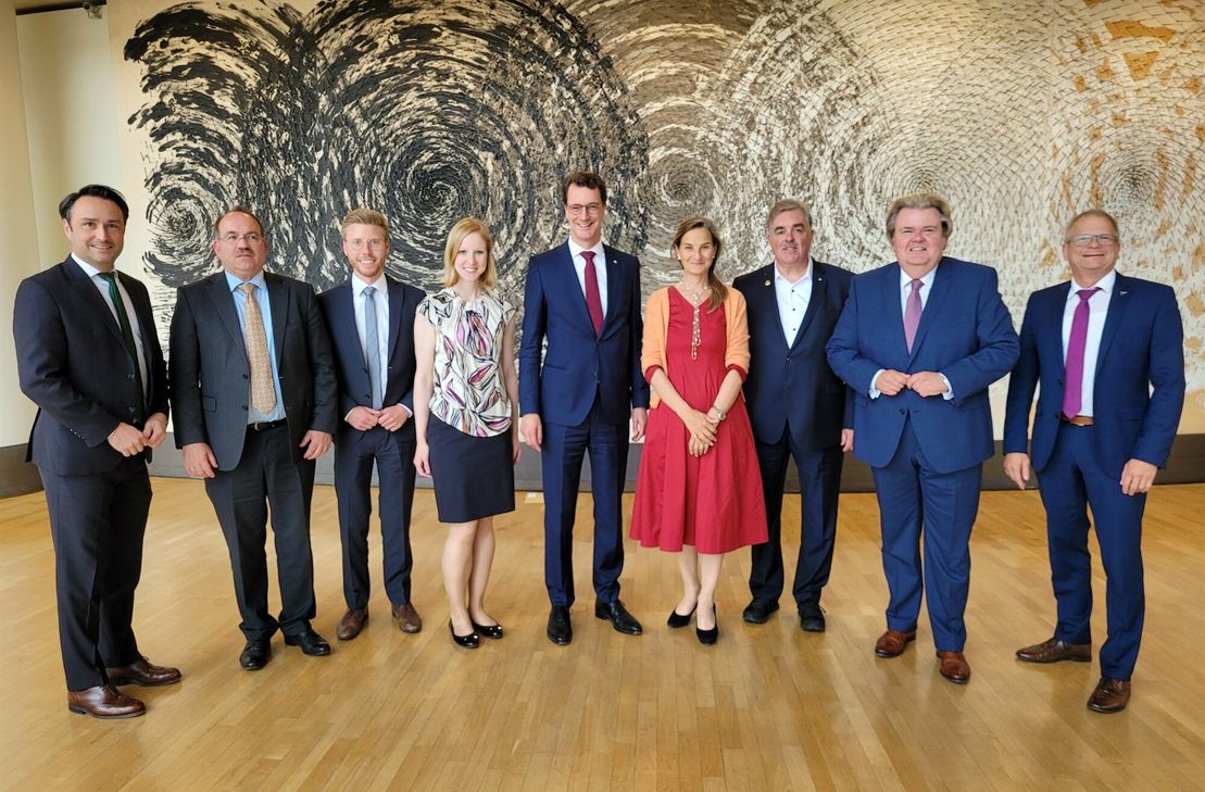 Daniel Scheen-Pauls (3.v.l.) mit den Abgeordneten aus der Region umrahmen den alten und neuen NRW-Ministerpräsidenten Hendrik Wüst.