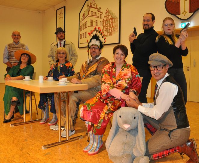 »Stadtthalle Münstermaifeld: Wir kommen!« Das Ensemble der Theatergruppe Hatzenport hat sich schon vor der Premiere einmal im Bühnen-Outfit gezeigt.
