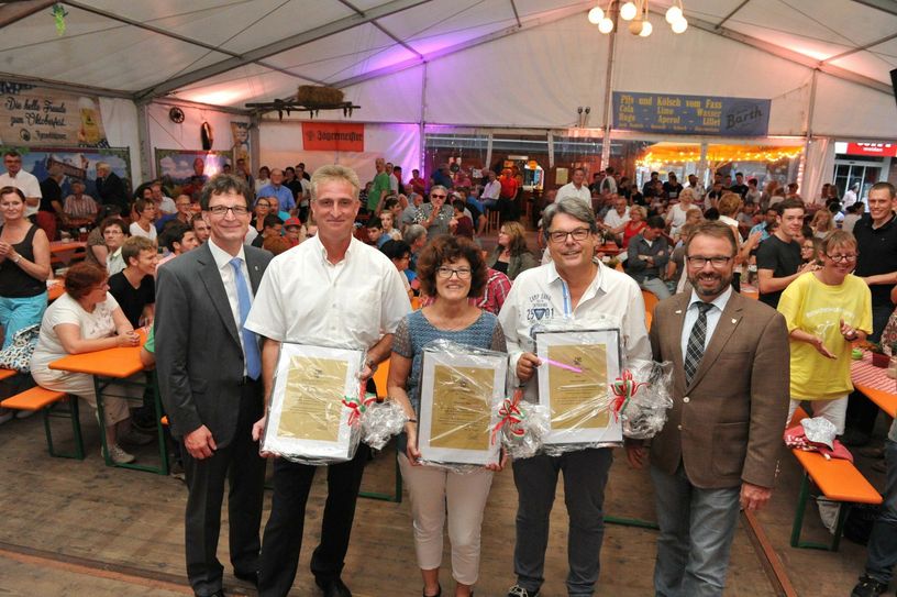 "Ehre, wem Ehre gebührt" (von links): Fachbereichsleiter Andreas Seiler, Werner Grosse, Brunhilde May, Horst Schmitt und Oberbürgermeister Wolfgang Treis.