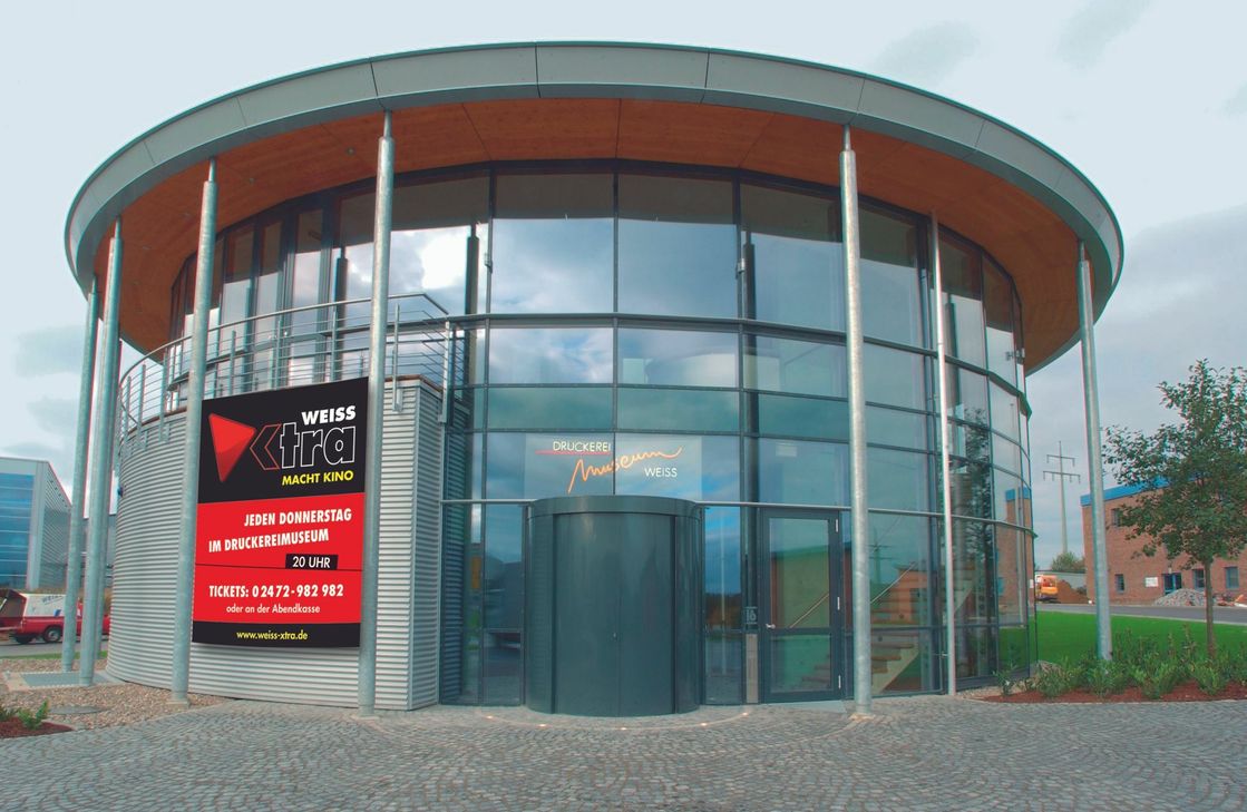 Das Druckereimuseum Weiss ist in den Herbst- und Wintermonaten wieder der »Kinopalast« der Eifel, in dem donnerstags und sonntags Kinofilme gezeigt werden.