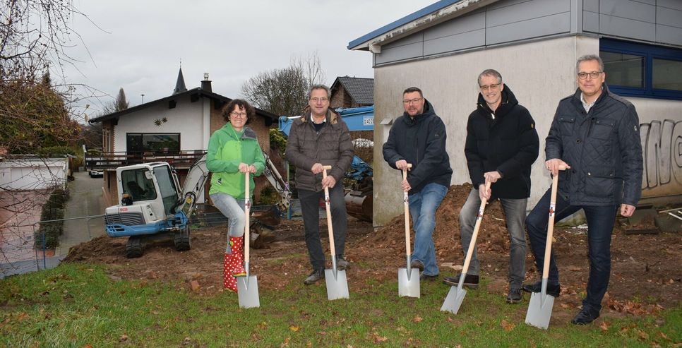 Erster Spatenstich für den Anbau an der Städtischen Katholischen Grundschule Ülpenich (v.r.): Bürgermeister Ulf Hürtgen, Architekt Ernst Jörg Wollenweber, Schulausschussvorsitzender Timm Fischer, Ortsvorsteher Helmut Fischer und Schulleiterin Jutta Sina.  Foto: Stadt Zülpich / Torsten Beulen