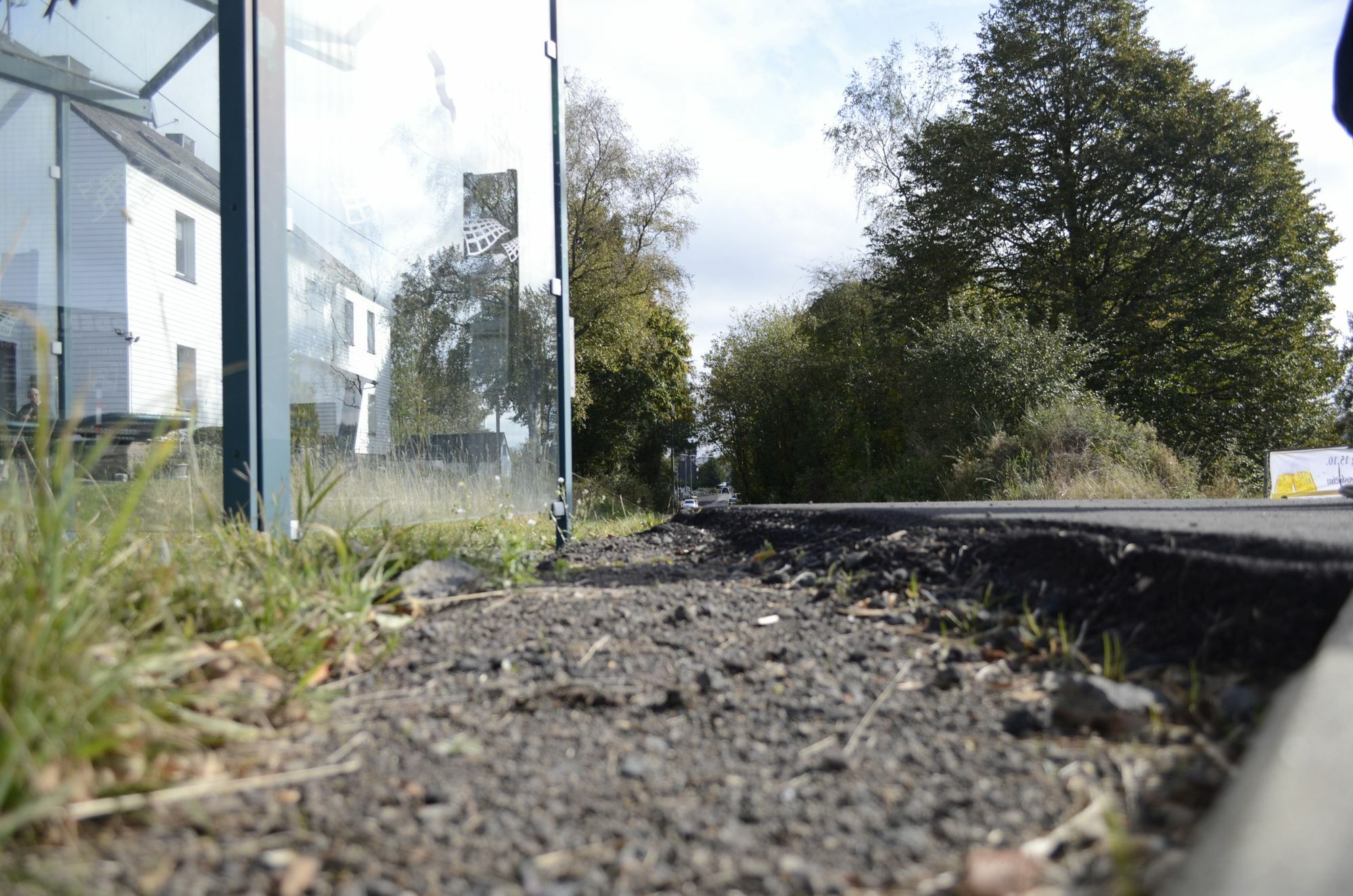 Eine Stolperstelle am Eingang zum Kyllradweg.