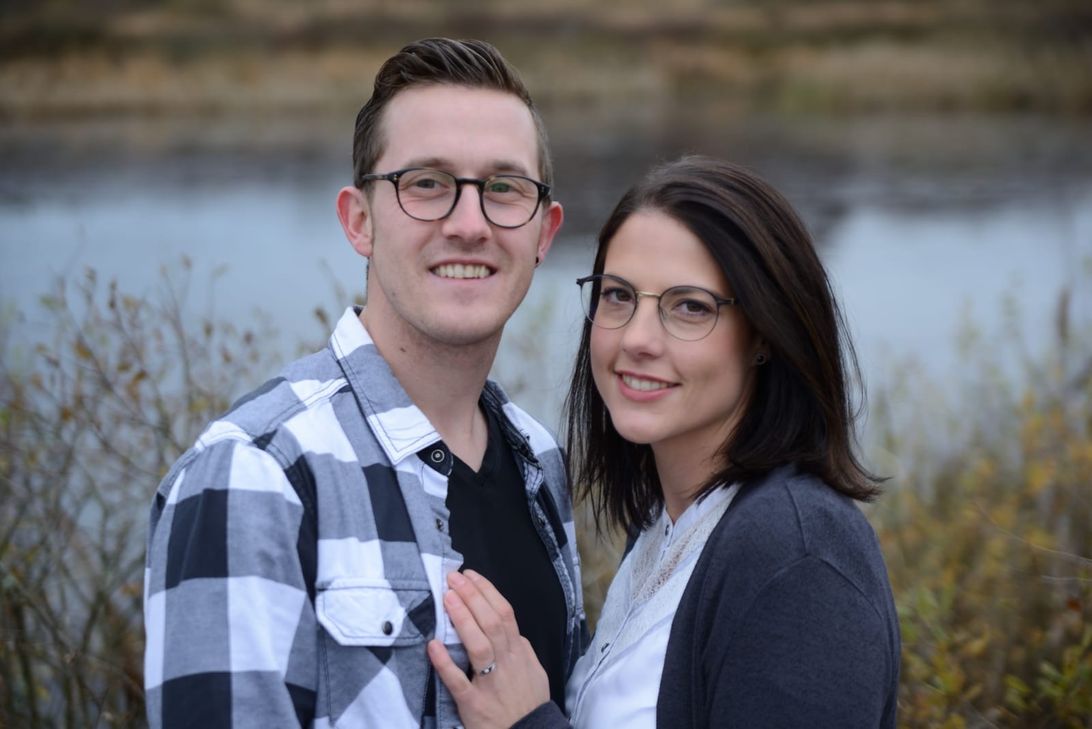 Glückliche, aber auch bedrückende Momente für das junge Ehepaar Kristina und Marius Hermes: Die standesamtliche Trauung haben sie unter strengsten Auflagen vornehmen können, das »Ja« vor Gott ist erst einmal verschoben. Foto: Privat