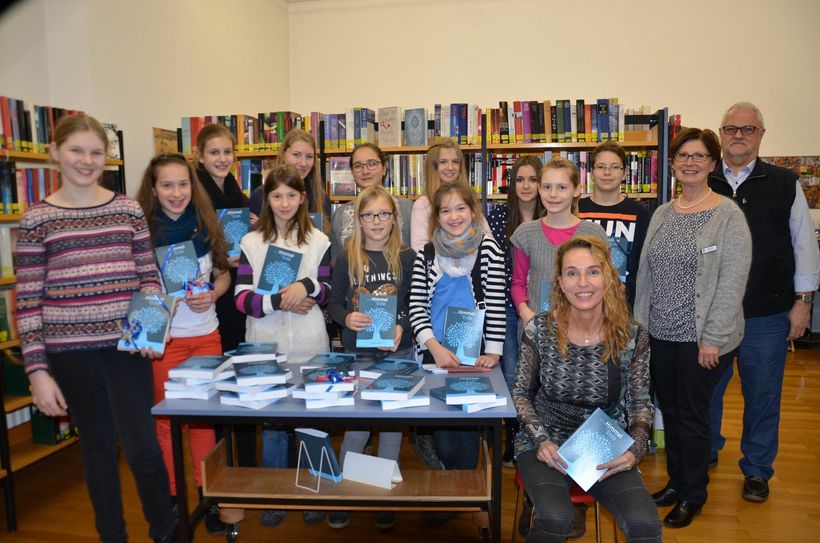 »Zwischen Himmel und Erde« heißt das 270 Seiten starke Gemeinschaftswerk von neun Nachwuchsautoren, die angeleitet von Claudia Satory-Jansen (vorne) erste schriftstellerische Gehversuche wagten und spannende Geschichten zu Papier gebracht haben.
