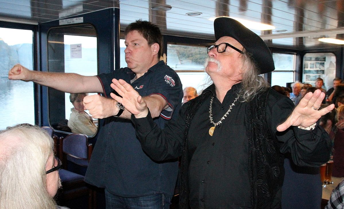 Für enorme Heiterkeit an Bord der "Stella Maris" sorgten die pantomimischen Einlagen der Autoren, hier von Klaus Stickelbroek und Hubert vom Venn (vorne).