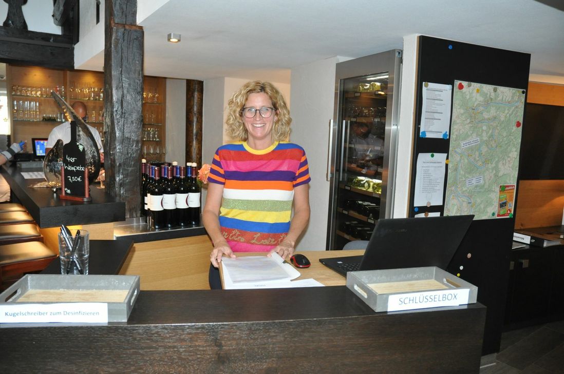 Silvia Hees lässt sich von der Corona-Krise nicht unterkriegen. Die Hotel-Chefin versucht mit Kreativität gepaart mit Mut und Selbstbewusstsein aus der Krise als Gewinnerin hervorzugehen.