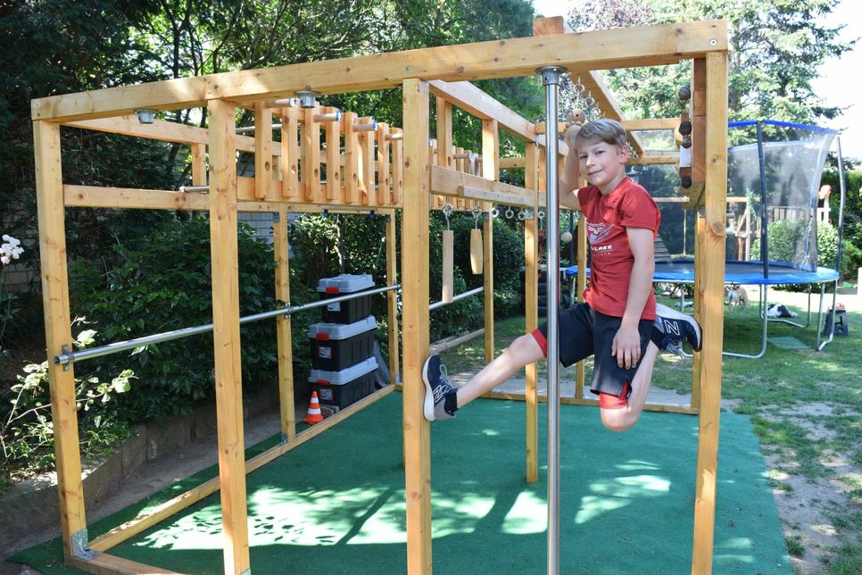 Trainieren im eigenen Gelände: Costin Flake aus Zülpich hat sich unter anderem im elterlichen Garten auf seinen Auftritt in der RTL-Action-Show »Ninja-Warrior Germany Kids« vorbereitet. Foto: Scholl