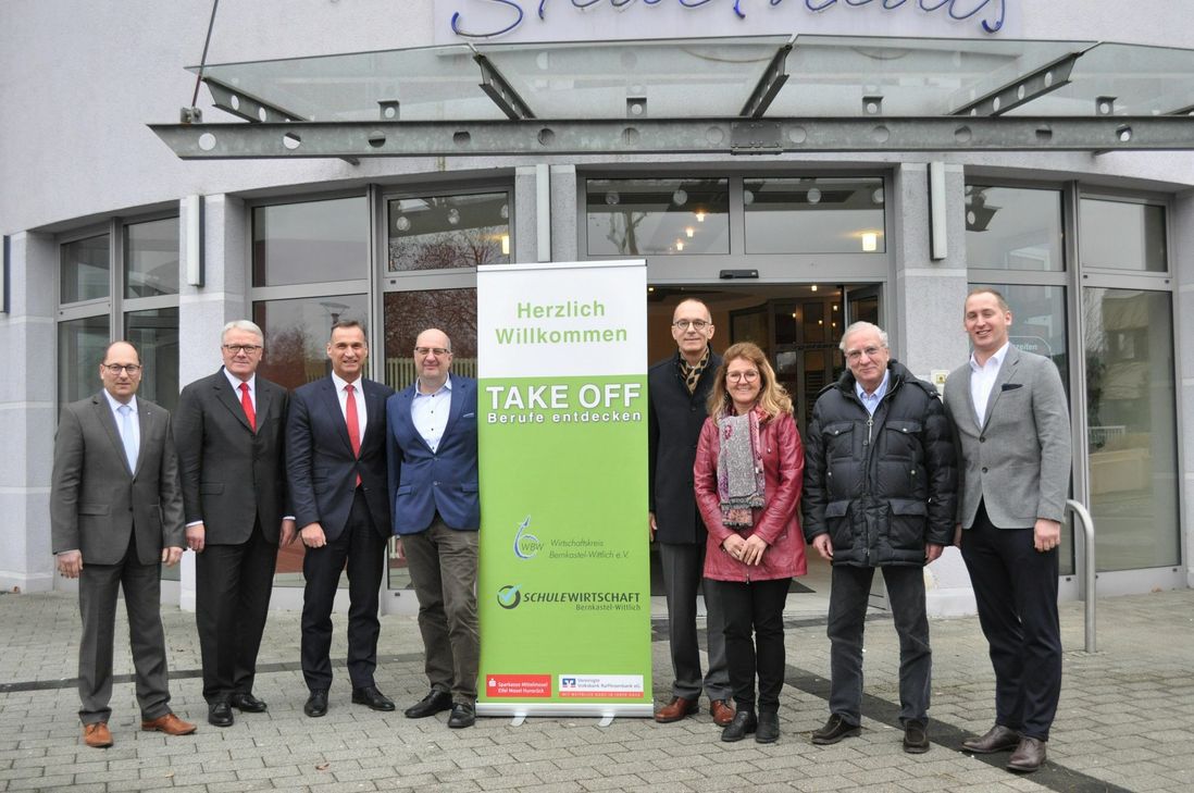 Freuen sich auf die dritte »Take off«-Messe in Wittlich (von links): Michael Hoeck (VVR-Bank), Edmund Schermann (Sparkasse EMH), Bürgermeister  Joachim Rodenkirch, Detlef Wiese (ÜAZ), Frank Weigelt, Karin Oster, Walter Kunsmann und Matthias Bungert (alle Wirtschaftskreis Bernkastel-Wittlich). 	Foto: Stephanie Baumann