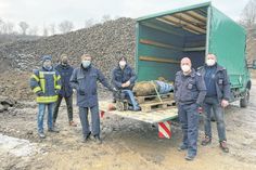 Nach erfolgreicher Entschärfung der 250Kilo schweren Fliegerbombe: OB Dirk Meid (l.) und Jan Kröll (2. v.l.) mit Mitarbeitern des Kampfmittelräumdienstes und der Freuwilligen Feuerwehr Mayen.