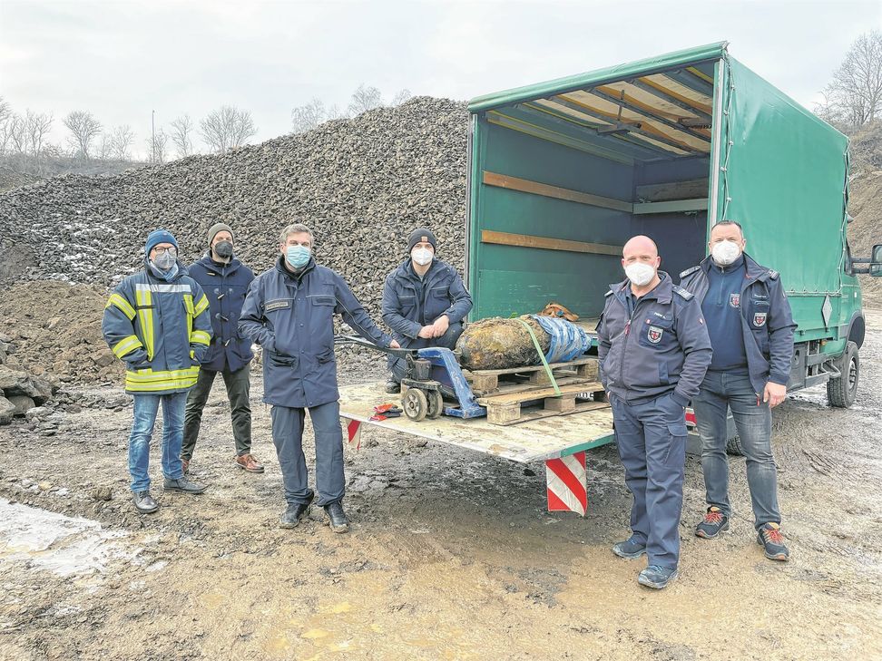 Nach erfolgreicher Entschärfung der 250Kilo schweren Fliegerbombe: OB Dirk Meid (l.) und Jan Kröll (2. v.l.) mit Mitarbeitern des Kampfmittelräumdienstes und der Freuwilligen Feuerwehr Mayen.