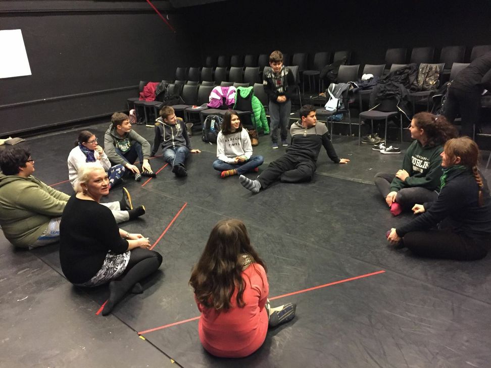 Theaterpädagogin Krisztina Horvath zusammen mit den Kindern. Foto: Theater Trier