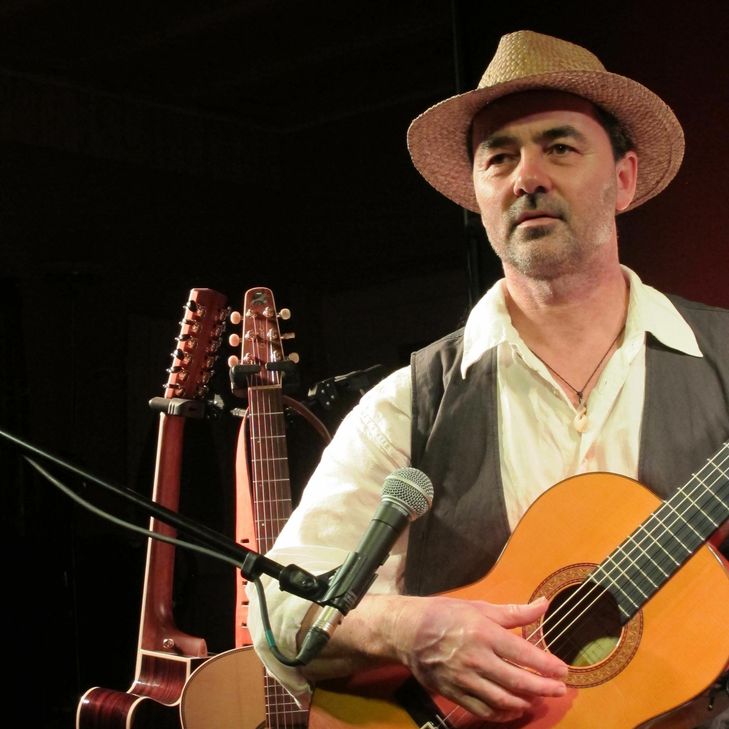André Käpper hat das erste moderne Akustikgitarren-Festival in Bitburg ins Leben gerufen. An seiner Seite leiten drei internationale Gitarristen Workshops.   Foto: privat