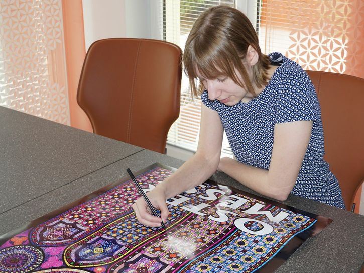 Mit dem Fineliner entstand auch das Gewinnermotiv des diesjährigen Altstadtfest-Plakats: Belinda Krottendorfer bei der Arbeit. Foto: Belinda Krottendorfer