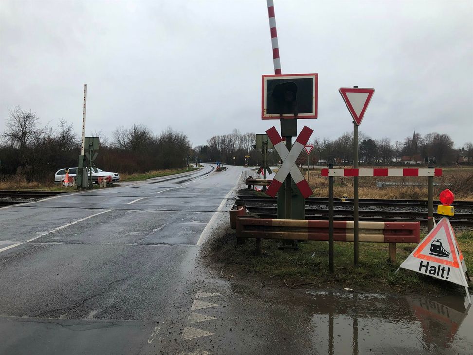 Der Bahnübergang an der L178 in Euenheim ist ab heute gesperrt. Foto: Scholl