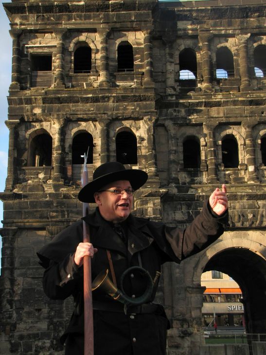 Rundgang mit dem Trierer Nachtwächter Alf Keilen: Abgerundet wird diese kurzweilige Tour bei Viez und Schmalzbrot in der ältesten Gaststätte Triers, dem Gasthaus "Zur Glocke". Foto: TTM