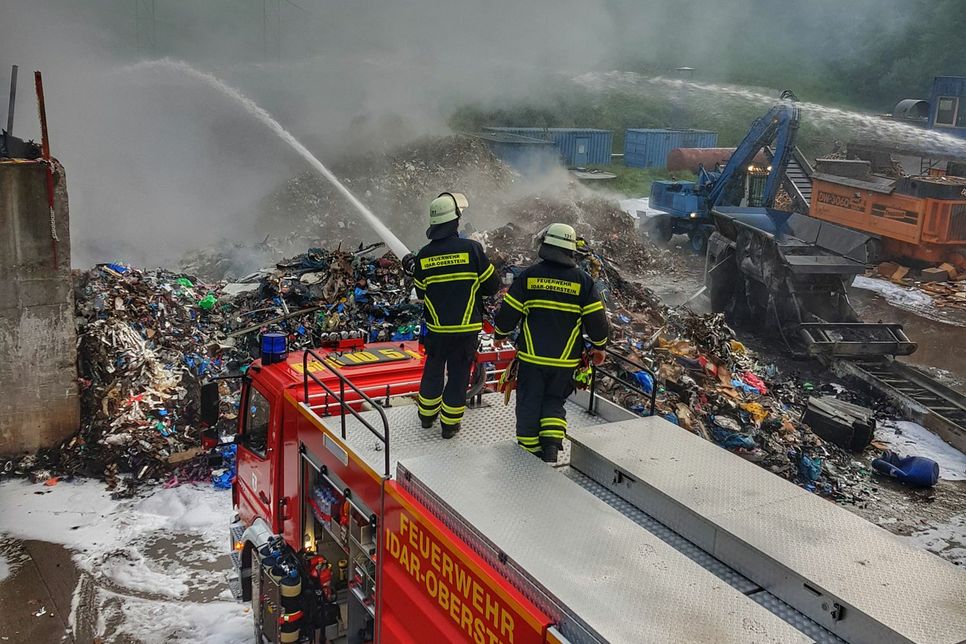Großbrand auf der Mülldeponie Reibertsbach. Fotos: Schmitt