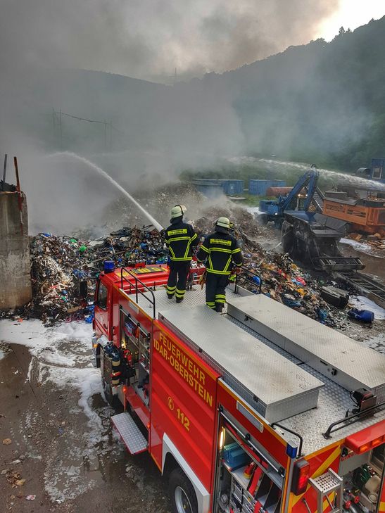 Großbrand auf der Mülldeponie Reibertsbach. Fotos: Schmitt