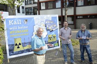 Mit diesem Transparent macht das von CDU und Grünen ins Leben gerufene »Aktions-Team Stopp Tihange« bei der Menschenkette am  25. Juni auf die Gefahren des maroden Atomreaktors aufmerksam. mn-Foto