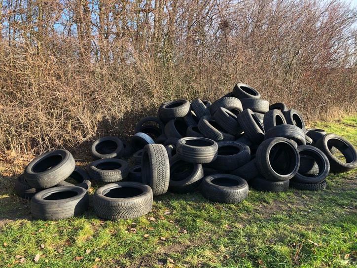 Zwischen Enzen und Lövenich wurden an die hundert Altreifen illegal entsorgt. Foto: Stadt Zülpich