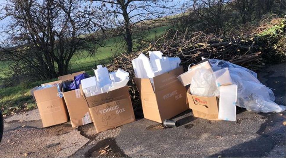 Bei Mülheim wurden mehrere Kartons mit Verpackungsmaterial verbotswidrig abgeladen. Foto: Stadt Zülpich