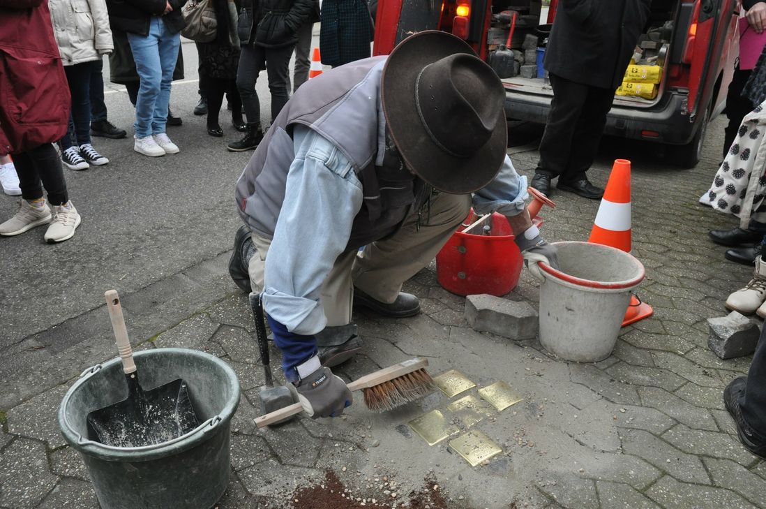 Gunter Demig hat fünf "Stolpersteine" am ehemaligen haus der Familie Grünewald verlegt.        Schülerinnen und Schüler der Realschule plus und FOS Untermosel haben eine Gedenkfeier anlässlich der Verlegung der "Stolpersteine" gestaltet.
