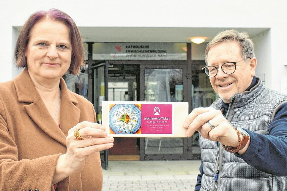 Dr. Annette Esser vom Scivas Institut und Markus Becker, Leiter der Katholischen Erwachsenenbildung Rhein-Nahe-Hunsrück, präsentieren eines der VIP-Tickets für die erste Hildegard-Woche an der Nahe.