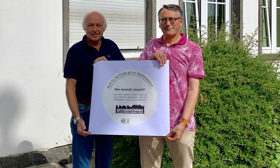 In Mayen machen Bürgermeister Bernhard Mauel (links) und der Bereichsleiter "Finanzen", Axel Spitzlei, mit der Aktion auf die Finanzlage der Kommunen aufmerksam.