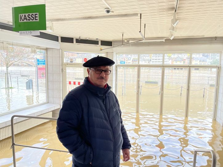 Die Anwohner in Cochem, wie Walter Eppelsheimer (Foto) sind sauer. Ständig fahren Autos durch das Hochwasser. Dadurch wird Wasser und Schlamm in die Häuser gedrückt. Fotos: Zender/Privat