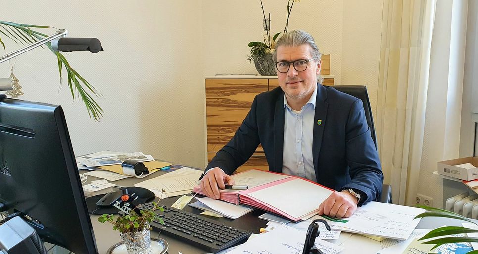 »Ich bin angekommen und glaube, dass ich für mich genau die richtige Aufgabe gefunden habe.« Bernd Goffart ist froh, Bürgermeister der Gemeinde Simmerath zu sein. Foto: Jehnen