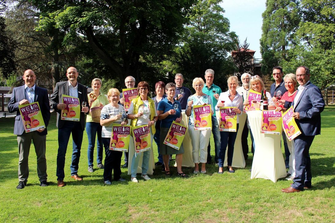 Zehn Weingüter von der Nahe laden dazu ein, beim Weinfestival "Wein im Park" ihre besten Erzeugnisse kennen zu lernen und sich von der Güte der Weine überzeugen zu lassen.