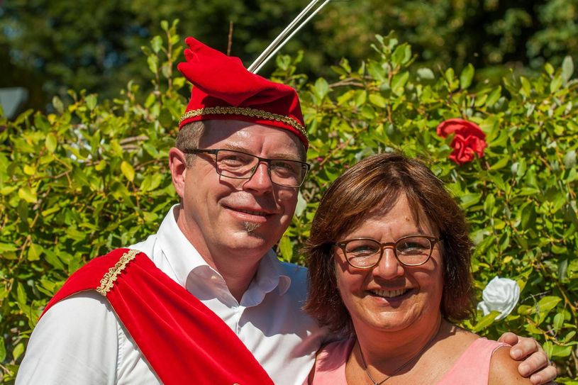 Wolfgang Schlicht erfüllte sich und seiner Frau Birgit im letzten Jahr einen Traum und wurde Hahnenkönig von Eicherscheid. Foto: J. Claßen