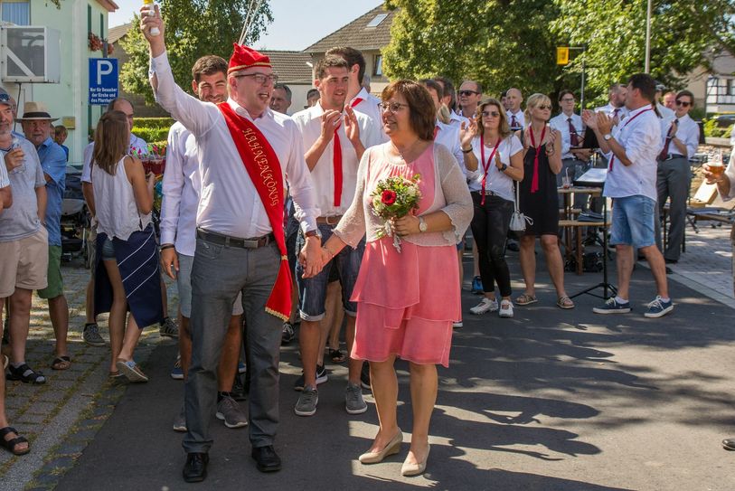 Wolfgang Schlicht erfüllte sich und seiner Frau Birgit im letzten Jahr einen Traum und wurde Hahnenkönig von Eicherscheid. Foto: J. Claßen