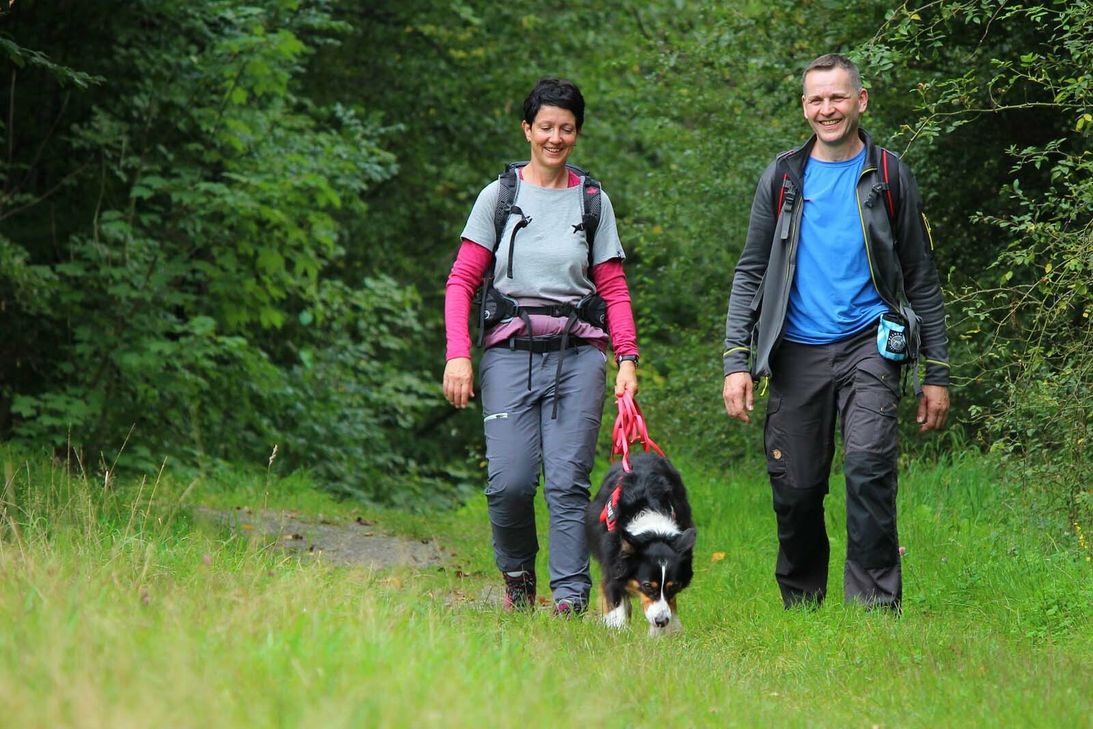 Sichtlich Freude hatten Renate Hoffmann und Stefan Vogt aus der Schweiz auf dem viertägigen Wildnis-Trail durch den Nationalpark Eifel – begleitet wurde das Paar von Suchhündin »Quincy«.Fotos: Nationalparkverwaltung Eifel / M. Weisgerber
