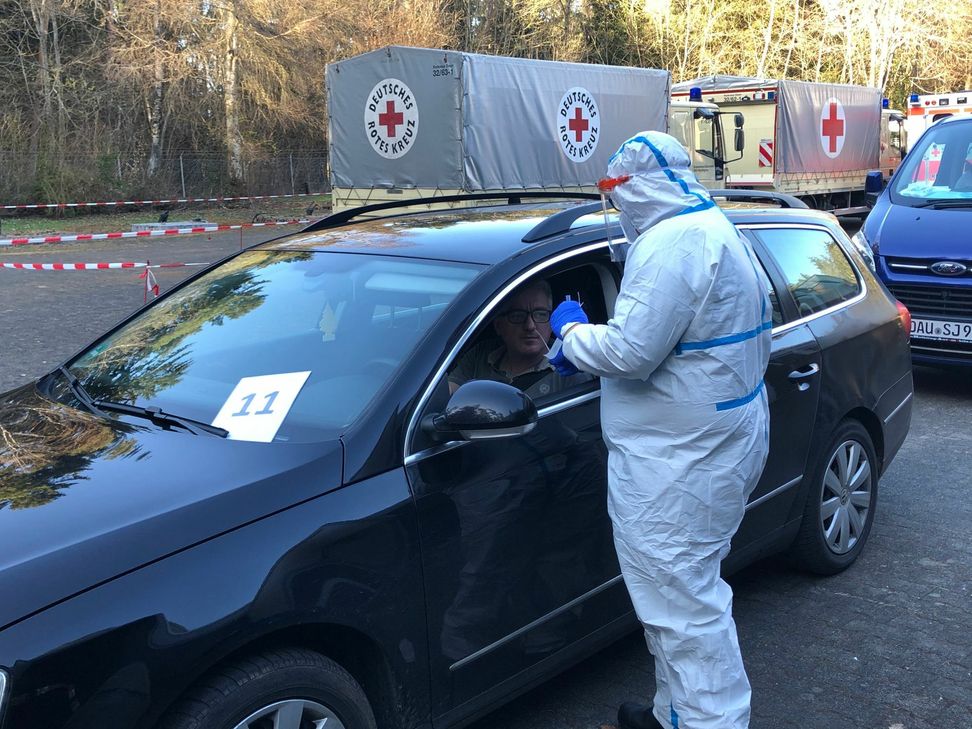Während der Abstrich genommen wird, können die Testkandidaten am Fuchsbau in Gerolstein in ihren Autos sitzenbleiben. Foto: Mager