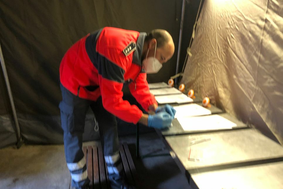 In Gerolstein werden die Teststreifen in einem geheizten Zelt geprüft. Foto: Mager