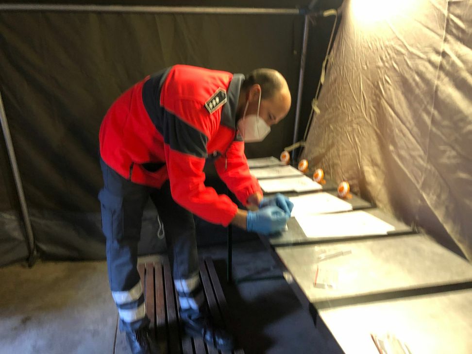 In Gerolstein werden die Teststreifen in einem geheizten Zelt geprüft. Foto: Mager